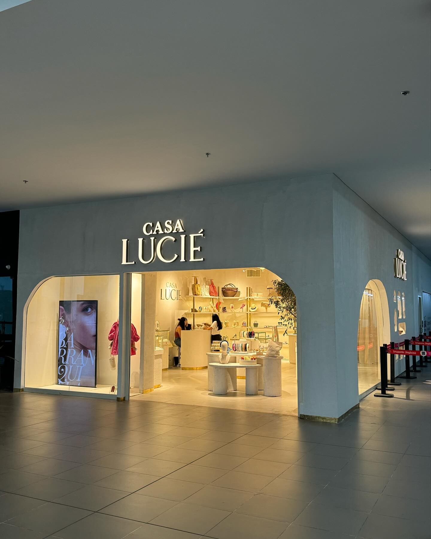 Fachada de Casa Lucié en el Aeropuerto Ernesto Cortissoz
