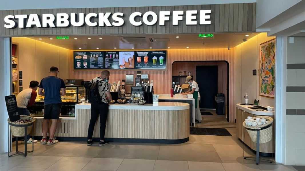 Local de Starbucks en el Aeropuerto Ernesto Cortissoz